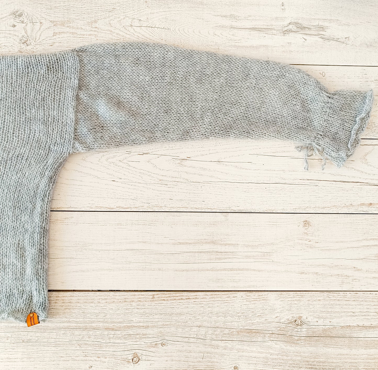 Size M-L Gray Exceptionally Soft Loose Sweater Warm and Comfortable Pullover Non-itchy Long Tie Sleeves